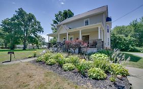 Charming Apartment On The Strip By Lake Erie!